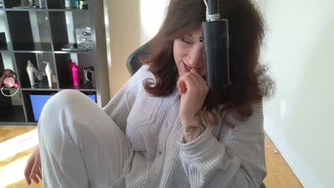 Snapshot of alexa_dream chatting on 10/22/25, 08:08 dont be afraid to click social media link its  working  just click on that  online show from 10/22/25, 08:08