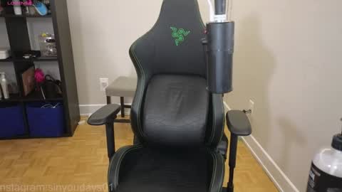 dont be afraid to click social media link its  working  just click on that  online show from 11/08/25, 12:22