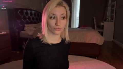 Snapshot of alexa_novak chatting on 11/23/25, 02:55 Alexa online show from 11/23/25, 02:55