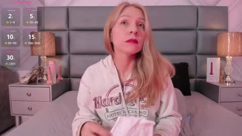 Snapshot of alexafoxx_ chatting on 04/09/26, 01:49 online show from 04/09/26, 01:49