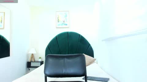 Snapshot of alexandrade_ chatting on 04/04/26, 12:02 online show from 04/04/26, 12:02