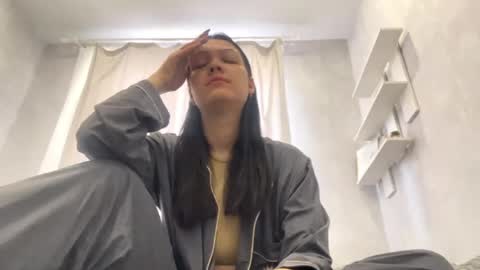 Snapshot of alexiaficke chatting on 06/08/26, 05:19 Emila online show from 06/08/26, 05:19