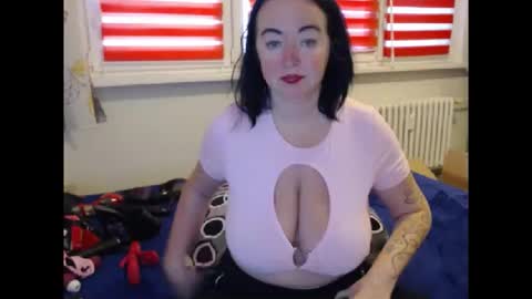 Snapshot of alexie33 chatting on 12/05/25, 08:01 alexie33 online show from 12/05/25, 08:01