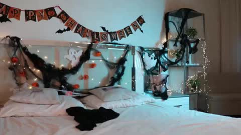 Alexina online show from 10/19/25, 05:52