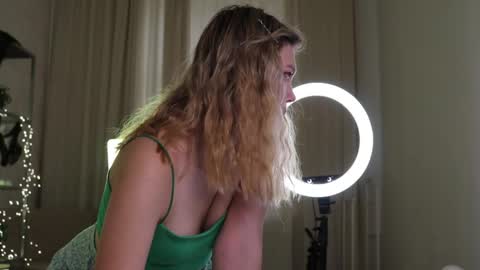 Alexina online show from 10/23/25, 10:47