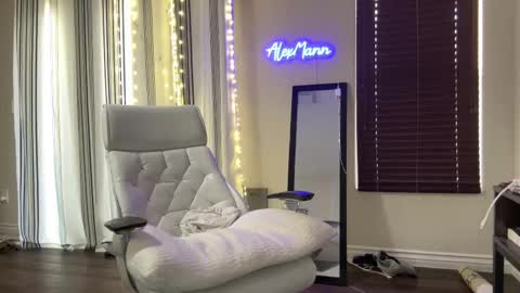 Snapshot of alexmanndickerson chatting on 10/02/25, 04:14 Alex Mann online show from 10/02/25, 04:14