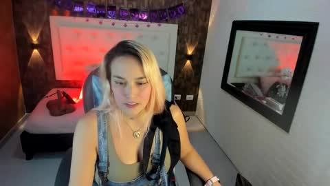 alezzafox__ online show from 10/23/25, 04:45