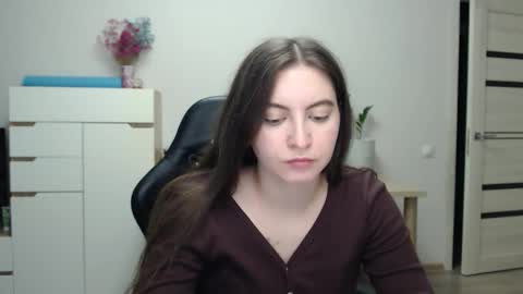 Snapshot of alice_________________________ chatting on 11/18/25, 05:28 Alice online show from 11/18/25, 05:28