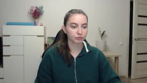 Snapshot of alice_________________________ chatting on 11/28/25, 02:42 Alice online show from 11/28/25, 02:42