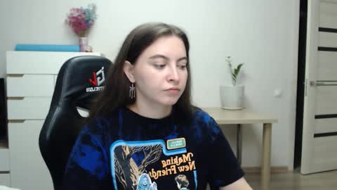 Snapshot of alice_________________________ chatting on 11/29/25, 05:27 Alice online show from 11/29/25, 05:27