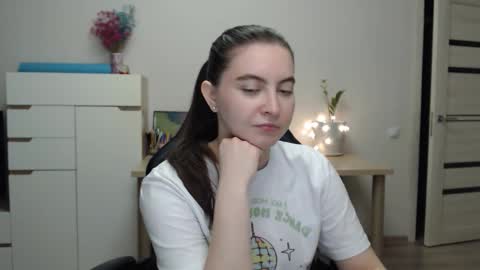 Snapshot of alice_________________________ chatting on 11/30/25, 04:44 Alice online show from 11/30/25, 04:44