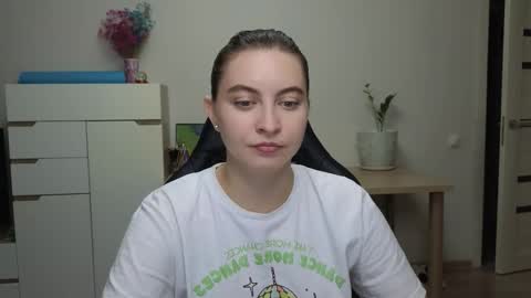 Snapshot of alice_________________________ chatting on 12/16/25, 04:45 Alice online show from 12/16/25, 04:45