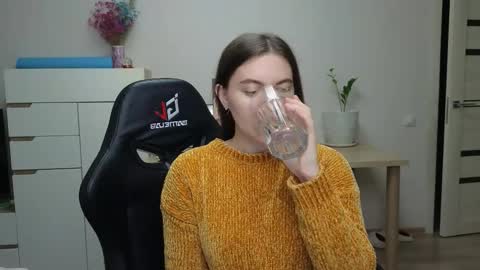 Snapshot of alice_________________________ chatting on 12/17/25, 05:41 Alice online show from 12/17/25, 05:41