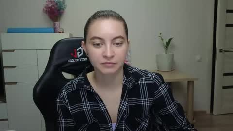 Snapshot of alice_________________________ chatting on 12/18/25, 04:13 Alice online show from 12/18/25, 04:13