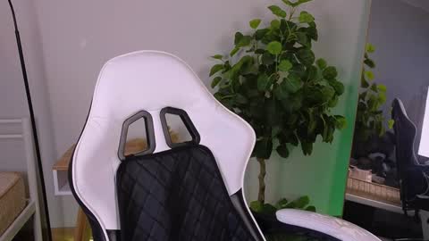 Snapshot of alice__grace_ chatting on 01/15/25, 09:41 your Alice online show from 01/15/25, 09:41