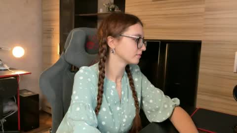 Snapshot of alice_alarcon chatting on 10/17/25, 08:50 Hey Im Alice  online show from 10/17/25, 08:50