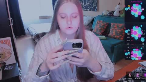 Snapshot of alice_dreamgirl_ chatting on 04/05/26, 10:01 Alice 3 online show from 04/05/26, 10:01