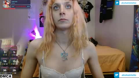 Snapshot of alice_hatchette chatting on 11/21/25, 01:59 Alice Hatchette online show from 11/21/25, 01:59