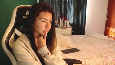 Snapshot of alice_middle01 chatting on 12/19/25, 07:43 Alice online show from 12/19/25, 07:43