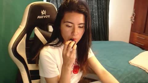 Snapshot of alice_middle01 chatting on 02/25/26, 03:32 Alice online show from 02/25/26, 03:32