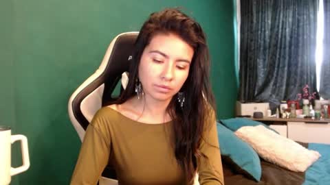 Snapshot of alice_middle01 chatting on 04/06/26, 01:12 Alice online show from 04/06/26, 01:12