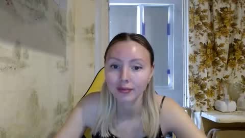 Snapshot of alice_smiles chatting on 04/14/26, 10:32 Alice smiles online show from 04/14/26, 10:32