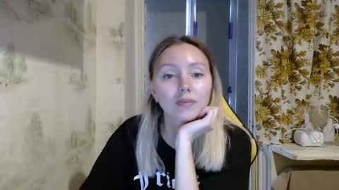 Snapshot of alice_smiles chatting on 04/15/26, 11:28 Alice smiles online show from 04/15/26, 11:28
