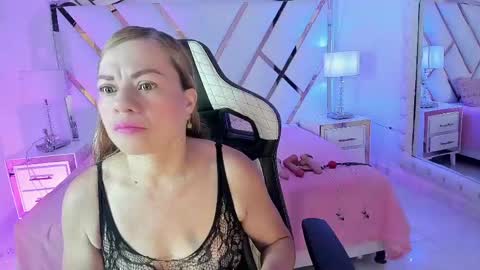 Snapshot of alicee_mature chatting on 05/17/26, 04:32 alicee online show from 05/17/26, 04:32