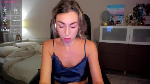 Snapshot of aliceevan chatting on 11/23/25, 03:17 Daniella online show from 11/23/25, 03:17