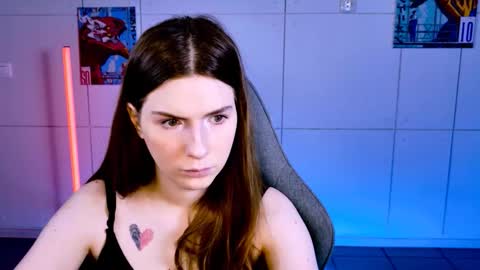 Snapshot of aliceinredsquare_ chatting on 10/16/25, 05:19 Alice online show from 10/16/25, 05:19