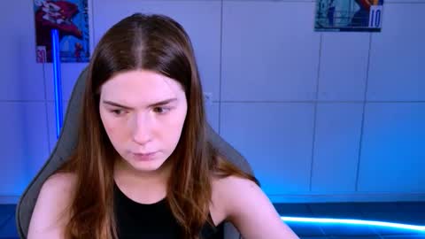 Snapshot of aliceinredsquare_ chatting on 10/23/25, 05:18 Alice online show from 10/23/25, 05:18