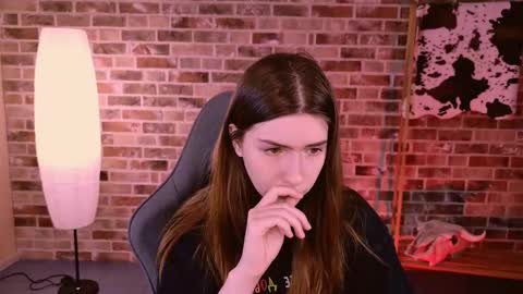 Snapshot of aliceinredsquare_ chatting on 11/06/25, 05:19 Alice online show from 11/06/25, 05:19