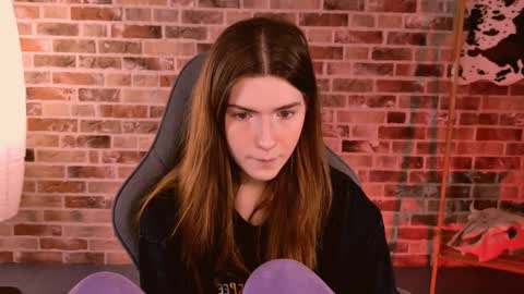 Snapshot of aliceinredsquare_ chatting on 11/09/25, 05:17 Alice online show from 11/09/25, 05:17