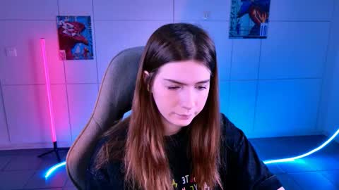 Snapshot of aliceinredsquare_ chatting on 11/14/25, 05:17 Alice online show from 11/14/25, 05:17