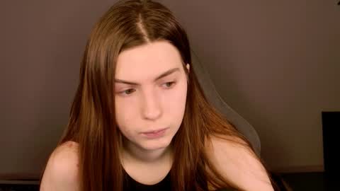 Snapshot of aliceinredsquare_ chatting on 12/04/25, 05:17 Alice online show from 12/04/25, 05:17