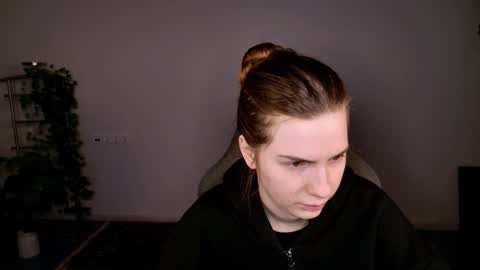 Snapshot of aliceinredsquare_ chatting on 12/05/25, 05:16 Alice online show from 12/05/25, 05:16