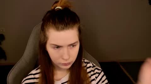 Snapshot of aliceinredsquare_ chatting on 12/14/25, 05:13 Alice online show from 12/14/25, 05:13