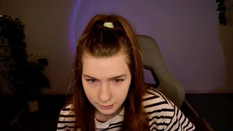 Snapshot of aliceinredsquare_ chatting on 12/17/25, 05:02 Alice online show from 12/17/25, 05:02