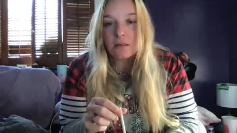 Snapshot of aliceinsmuttyland chatting on 12/16/25, 07:19 Alice online show from 12/16/25, 07:19