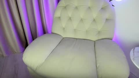 Snapshot of alicelevine chatting on 11/06/25, 05:08 AliceLevine online show from 11/06/25, 05:08