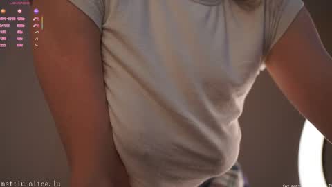 Snapshot of alicelu_ chatting on 05/23/26, 05:56 Elle online show from 05/23/26, 05:56