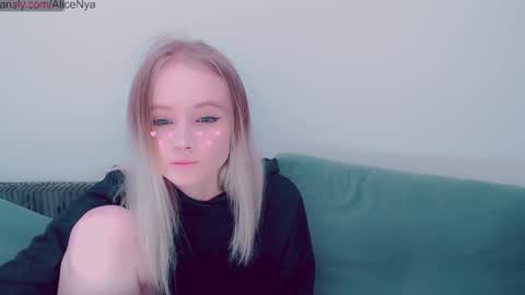 Snapshot of alicenya chatting on 10/26/25, 03:56 Alice online show from 10/26/25, 03:56