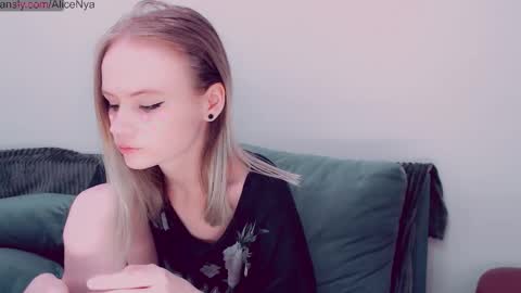 Snapshot of alicenya chatting on 10/29/25, 05:10 Alice online show from 10/29/25, 05:10