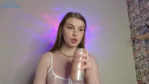 Snapshot of aliceparis69 chatting on 11/19/25, 03:23 Alice online show from 11/19/25, 03:23