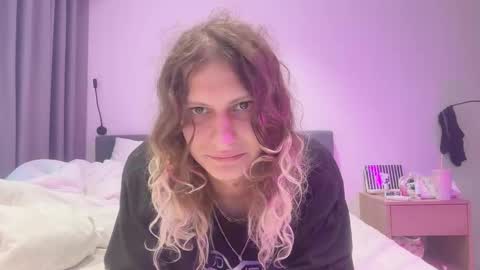 Snapshot of alicepinkhead chatting on 11/07/25, 10:04 AlicePinkhead online show from 11/07/25, 10:04