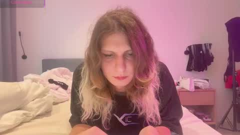 Snapshot of alicepinkhead chatting on 11/10/25, 10:14 AlicePinkhead online show from 11/10/25, 10:14