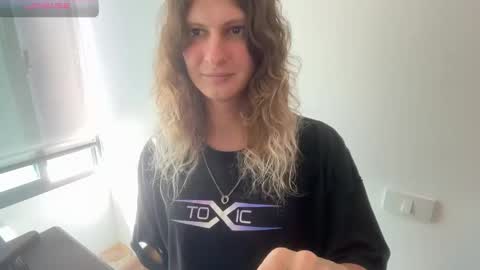 Snapshot of alicepinkhead chatting on 02/05/26, 07:57 AlicePinkhead online show from 02/05/26, 07:57