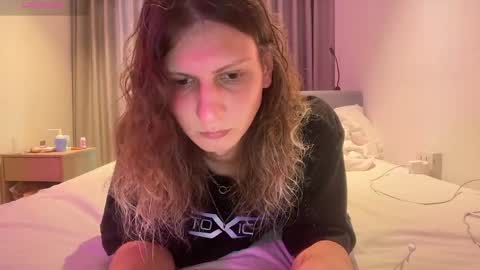 Snapshot of alicepinkhead chatting on 04/21/26, 07:47 AlicePinkhead online show from 04/21/26, 07:47