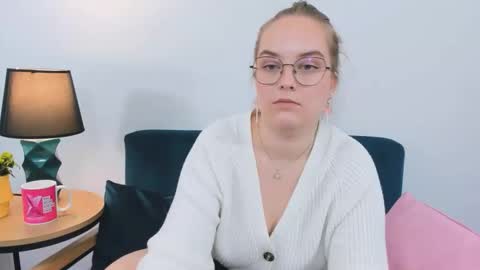 Snapshot of alicesensitive chatting on 09/18/25, 11:01 alicesensitive online show from 09/18/25, 11:01