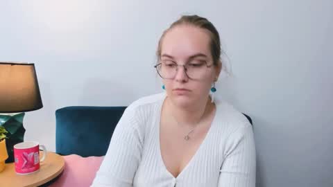 Snapshot of alicesensitive chatting on 09/19/25, 11:00 alicesensitive online show from 09/19/25, 11:00